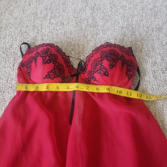 Red and black ruffled lingerie - Picture 8 of 9